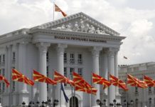Влада: Редарска служба во трговските центри, ознаки за движење и дезинфекција 200 дена по престанок на вонредната состојба