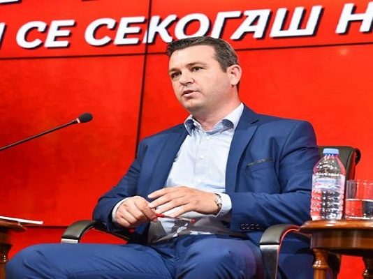 Овој лик е спремен на уште поголеми глупости…затоа да го оставиме и да му го гледаме сеирот