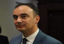 Пиши-бриши патриотизам: Чулев го напиша името СЕВЕРНА, но по реакциите од јавноста го избриша
