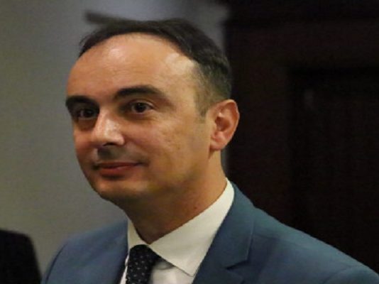 Пиши-бриши патриотизам: Чулев го напиша името СЕВЕРНА, но по реакциите од јавноста го избриша