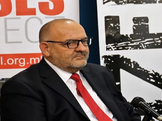 Под чија заштита се палат автомобили во Штип?