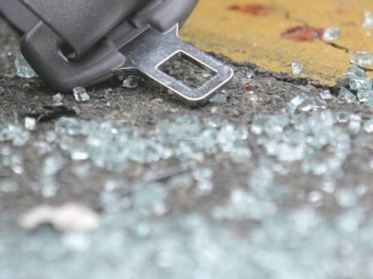 Млада кумановка тешко повредена откако со голф излета од пат