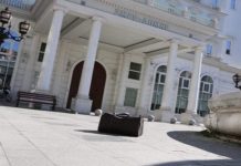(ФОТО) Чантата Луј Витон пристигна пред Белата палата
