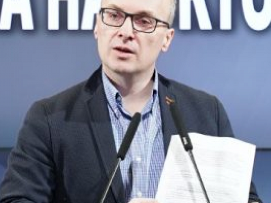 “Штури, неубедливи и невалидни се бомбите на Милошоски!” – гледачка на емисијата “Очи во очи” на ТВ 24