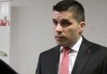 Николовски: Ние се бориме за повисоки плати, тие се борат за Груевски