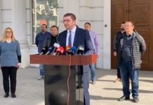 (ВИДЕО) Кучињата си лаат, пресот на Мицкоски си врви!
