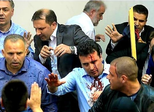 (ВИДЕО ОД НЕМОНТИРАНИ МАТЕРИЈАЛИ) На денешен ден во 2017 година бевме сведоци на срамниот “Крвав четврток” – НИКОГАШ ДА НЕ СЕ ЗАБОРАВИ!
