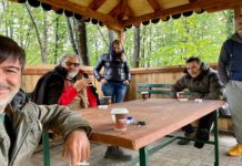 (ФОТО) Има ли групирање на сликава, носат ли маски Миленко и Пандов, држат ли растојание од 2 метра?!