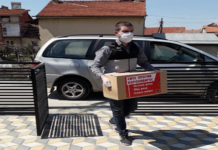 Оваа фотографија како момче дели хуманитарна помош е злопупотребена од опозицијата, но вистината е многу поинаква