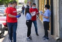 Само со одговорност и почитување на сите мерки без исклучок ќе успееме да го држиме вирусот под контрола, вели Николовски делејки маски на граѓаните на Штип