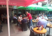 (ЕКСКЛУЗИВНО ФОТО) Во кафич во Кочани активисти на СДСМ му укажаа на Чулев дека крши мерки и му дадоа маска