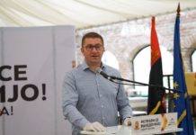 Ставот на Мицкоски во една фотографија: Сме против попис, но ве повикувам да се попишете!