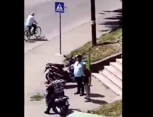 (ВИДЕО) Зошто Шогунот, истакнат активист на ВМРО-ДПМНЕ од Битола, на ден на гласање е во кавга со Ромите од Јени Маало?!
