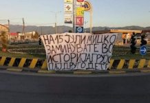 Струмичани со порака до Мицкоски: Заминувате во историјата, Грујо дај друго дете!