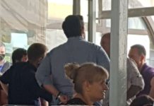 ВМРО-ДПМНЕ продолжува несовесно да се однесува: Во Македонска Каменица Јанушев и Чулев без маски и без дистанца во кафуле си пијат пиво