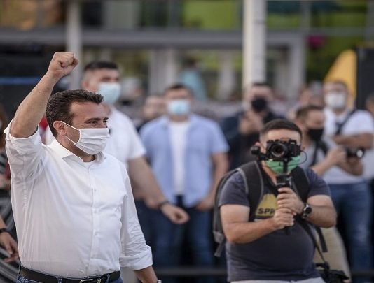 Заев од централната трибина во Скопје: Слободарско Скопје знае дека ЕУ и НАТО се правиот пат