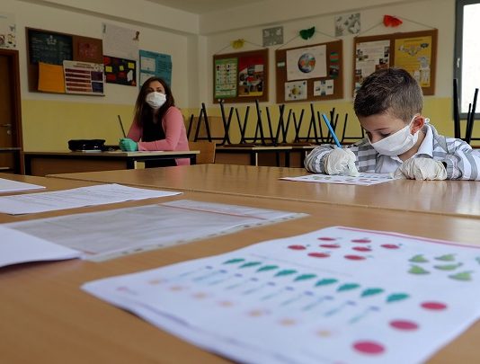 Комисијата за заразни болести одлучи, Владата треба да пресече за школската година