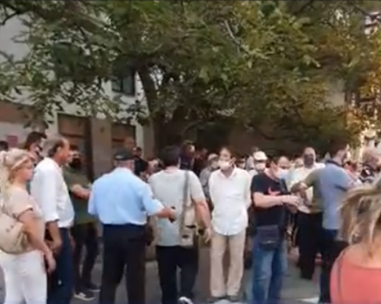 (ВИДЕО) Инцидент на протестот на ВМРО-ДПМНЕ: Нападната новинарската екипа на „Ал Џезира “