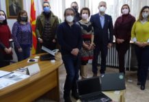 Донирани лаптопи за ученици во гимназијата „Никола Карев“ и ОУ „Аврам Писевски“ во Скопје
