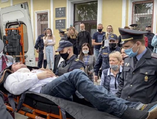 (ВИДЕО) Белоруски опозиционер се обидел да се заколе со пенкало среде судница