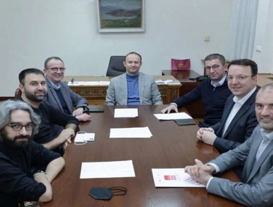 Како албанските партии ќе коалицираат со Апасиев кој е против НАТО и признавањето на Косово?