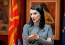 Кој подалеку ќе плукне