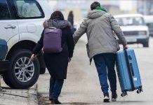 Милиони луѓе денеска го пакуваат животот во еден куфер за да остават живи