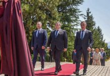 Владина делегација положи свежо цвеќе по повод 18 август-Денот на Армијата на Република Северна Македонија