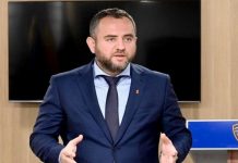 Министерот за внатрешни работи пишува магистерска