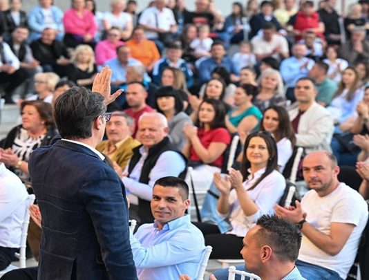 ПРЕПОЛНО НА ПЛОШТАДОТ ВО КРИВА ПАЛАНКА – ПЕНДАРОВСКИ ЈА ПОБАРА ПОДДРШКАТА ОД ГРАЃАНИТЕ