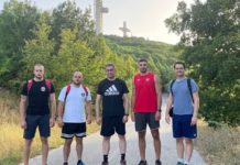 Летање во бизнис класа поради проблем со колената…Или знаел дека ќе коленичи во Америка