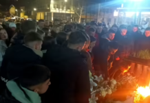 Младите од Крива Паланка на собир палеа свеќи во спомен на жртвите од трагедијата во Кочани