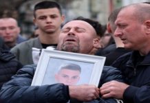 Македонија тагува: Денес погребни церемонии за загинатите во дискотеката во Кочани