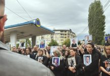 Унијата на жените на ВМРО наместо да слават можеле да отидат во Кочани, со мајките што цврсто ги гушкаат сликите на нивните деца