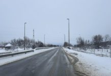 Утрово заледени патишта, одрони и затворени гранични премини