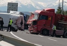 Тројца повредени во судир на камион, комбе и авомобил на скопската обиколница