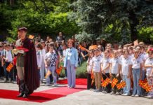 Ученици од Скопје и Крива Паланка на церемонијата на менување на државното знаме во претседателскиот кабинет